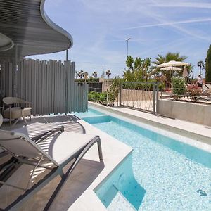 Zimmer mit zwei Einzelbetten und mit Schwimmbadblick